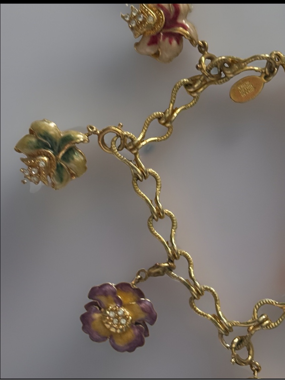 Vtg NOLAN MILLER Signed Gold Tone Charm Bracelet 6 Rhinestones Enamel Flowers - Picture 4 of 10